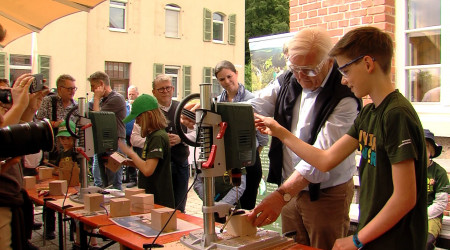 Bundespr&auml;sident Steinmeier beim Bohren von Insektenhotels (Quelle: BWeins)